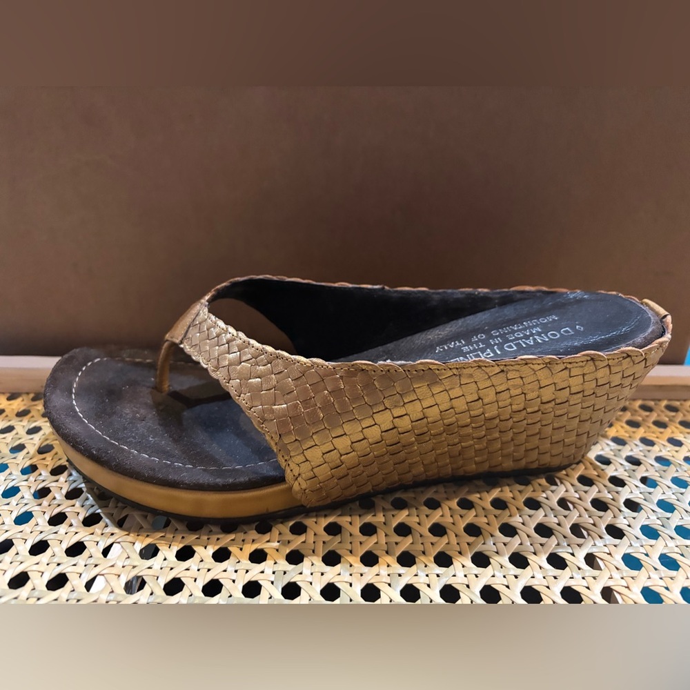 David J Pilner Gold Weave Italian Leather Wedges Women’s Size 8